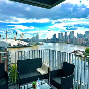  Apartment Beautiful View To Canary Wharf , O2 Arena , Near By Excel 3-beds